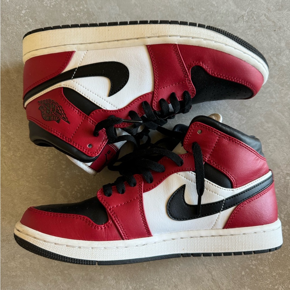 Air Jordan 1 Mid - Chicago Black Toe